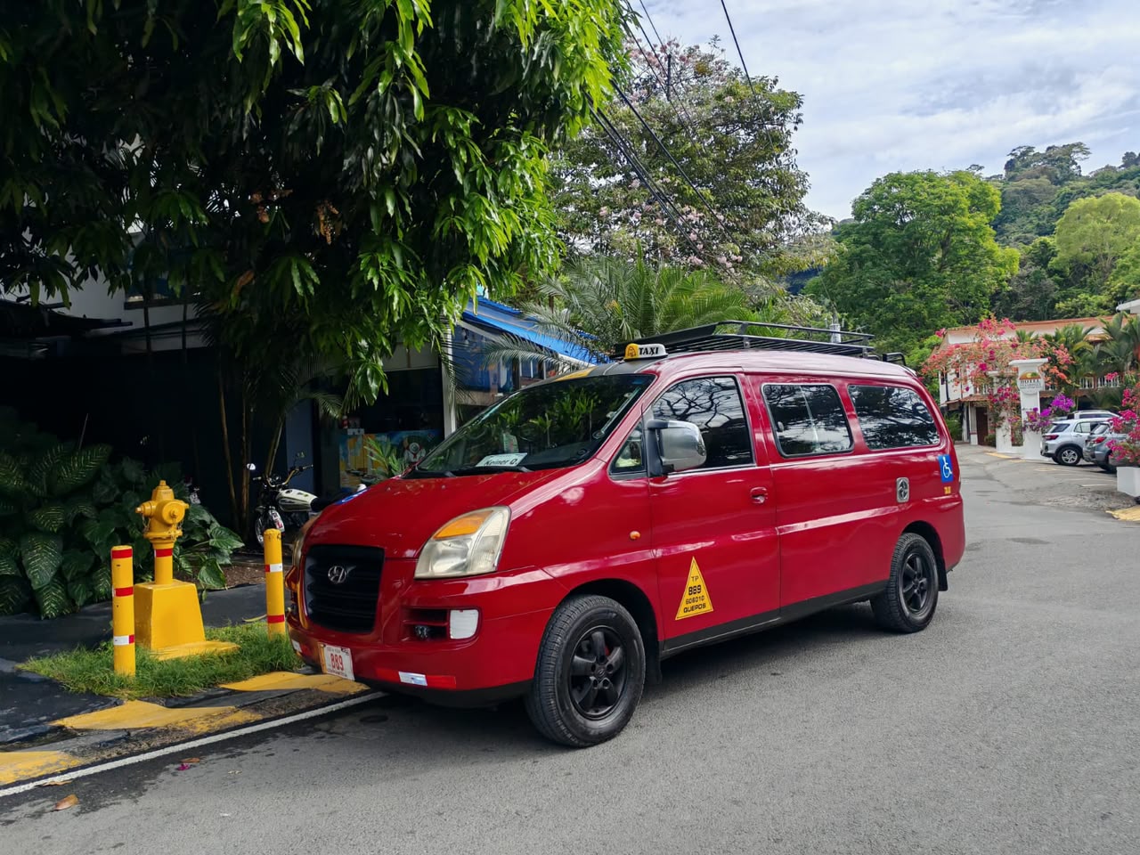 Red Taxi Quintavalle van in Manuel Antonio